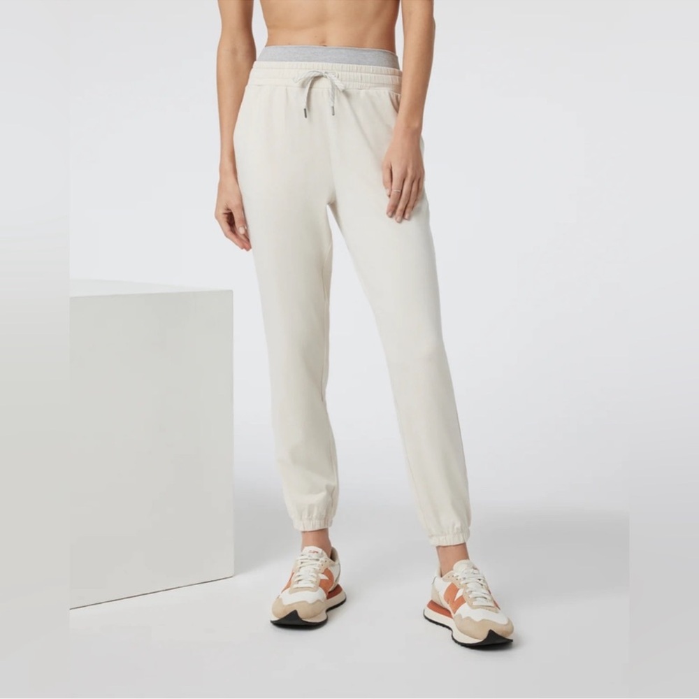 Vuori halo warm up joggers - size small  - like new